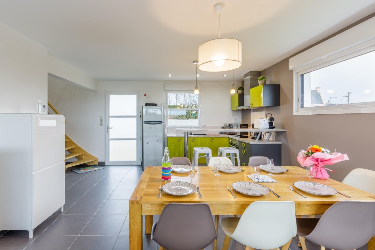 Grande table de 8 personnes  arrosée par le soleil 40m2