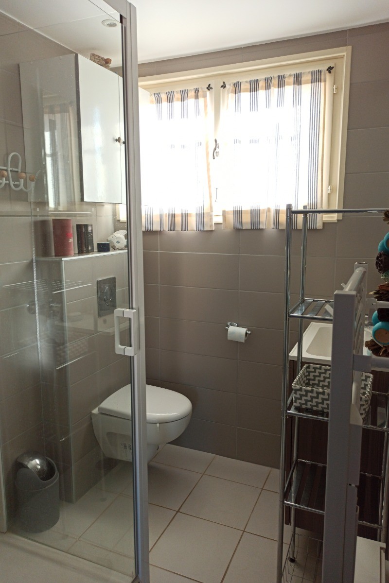 Salle de bain avec WC refaite à neuf