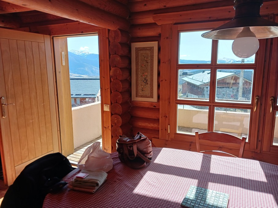 En contrebas, la gendarmerie et la maison de santé