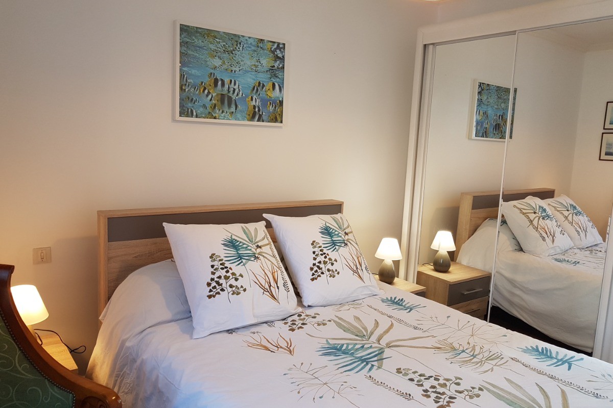 Chambre pour 2 personnes (lit 140 x 190 cm) avec dressing et espace détente avec deux fauteuils