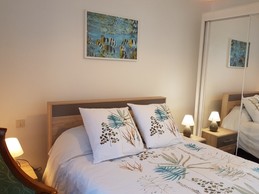 Chambre pour 2 personnes (lit 140 x 190 cm) avec dressing et espace détente avec deux fauteuils