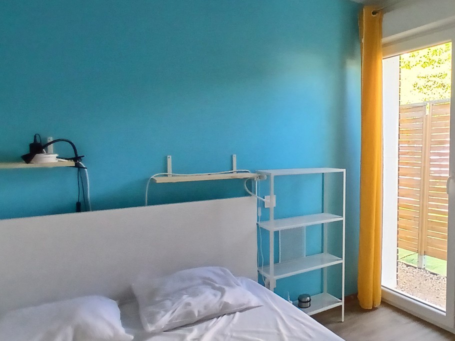 Le Studio M à Clermont-Ferrand : La chambre avec accès jardin