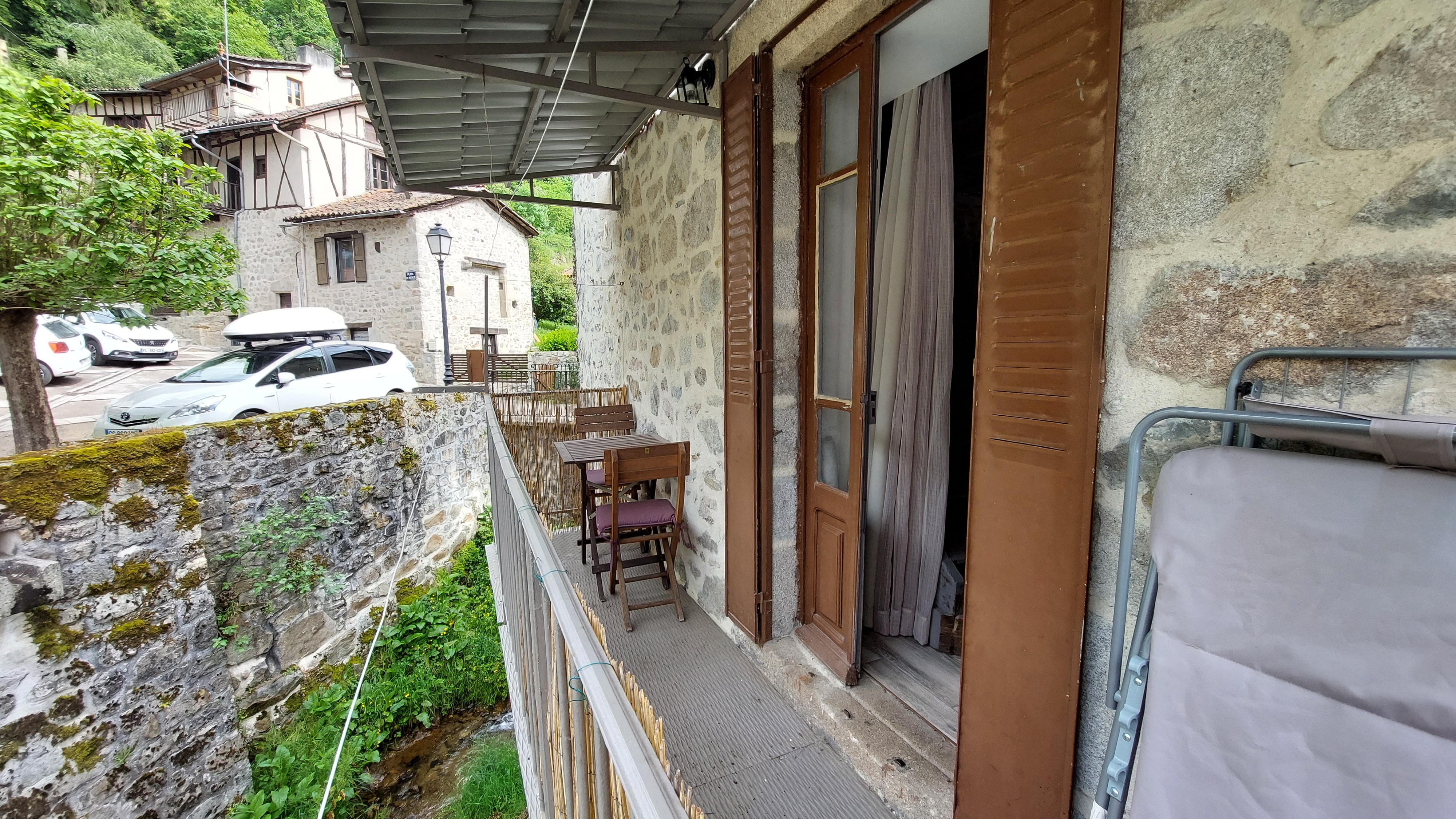 Le balcon avec vue sur le chateau et sur le ruisseau