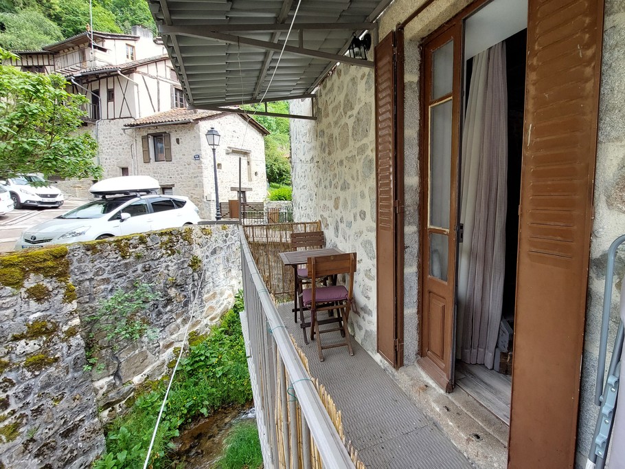 Le balcon avec vue sur le chateau et sur le ruisseau