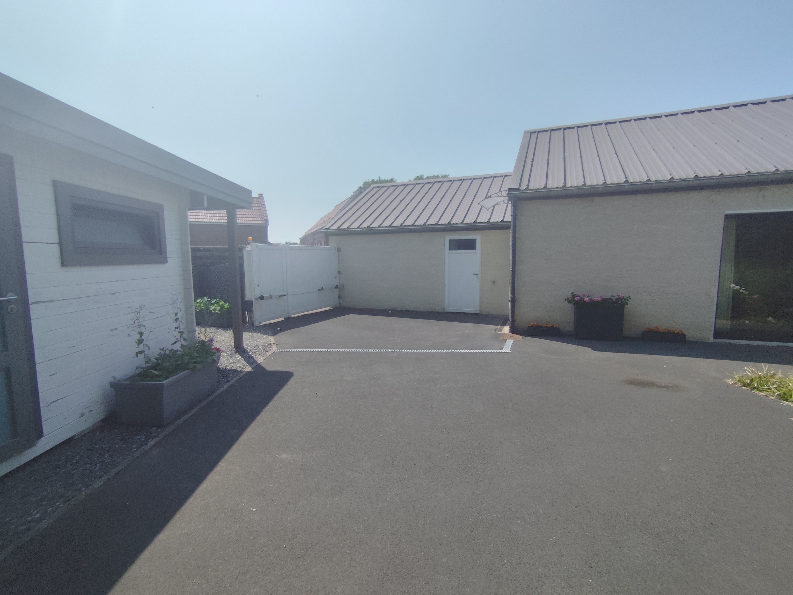 Parking véhicule avec portail