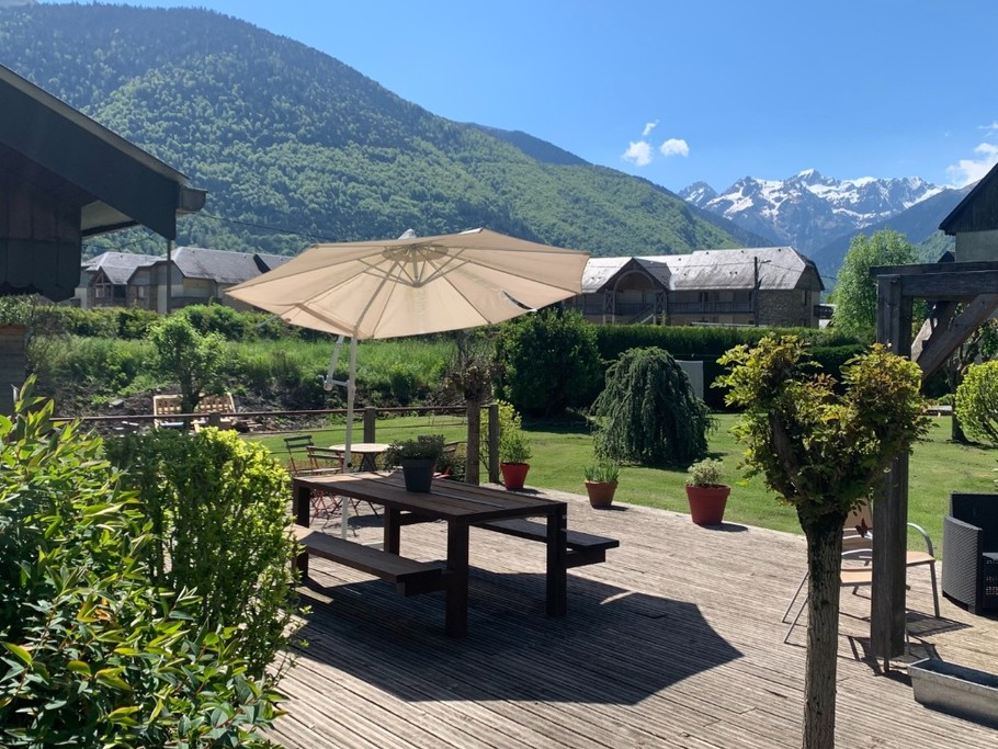Terrasse et espace repas extérieur