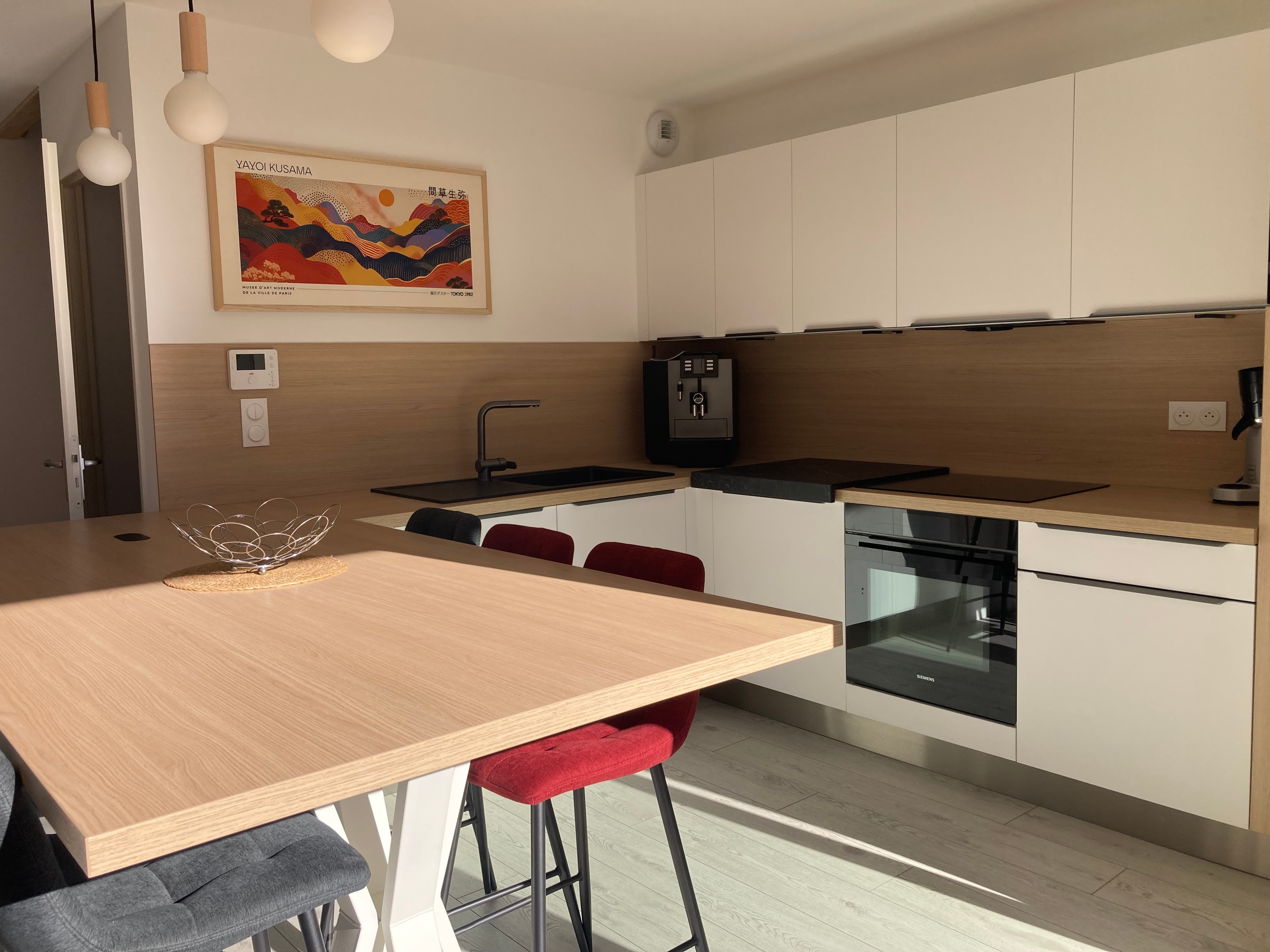 Cuisine ouverte sur salon et terrasse vue Montagne