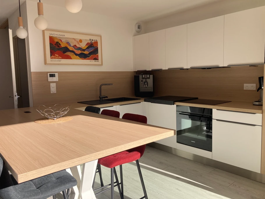 Cuisine ouverte sur salon et terrasse vue Montagne