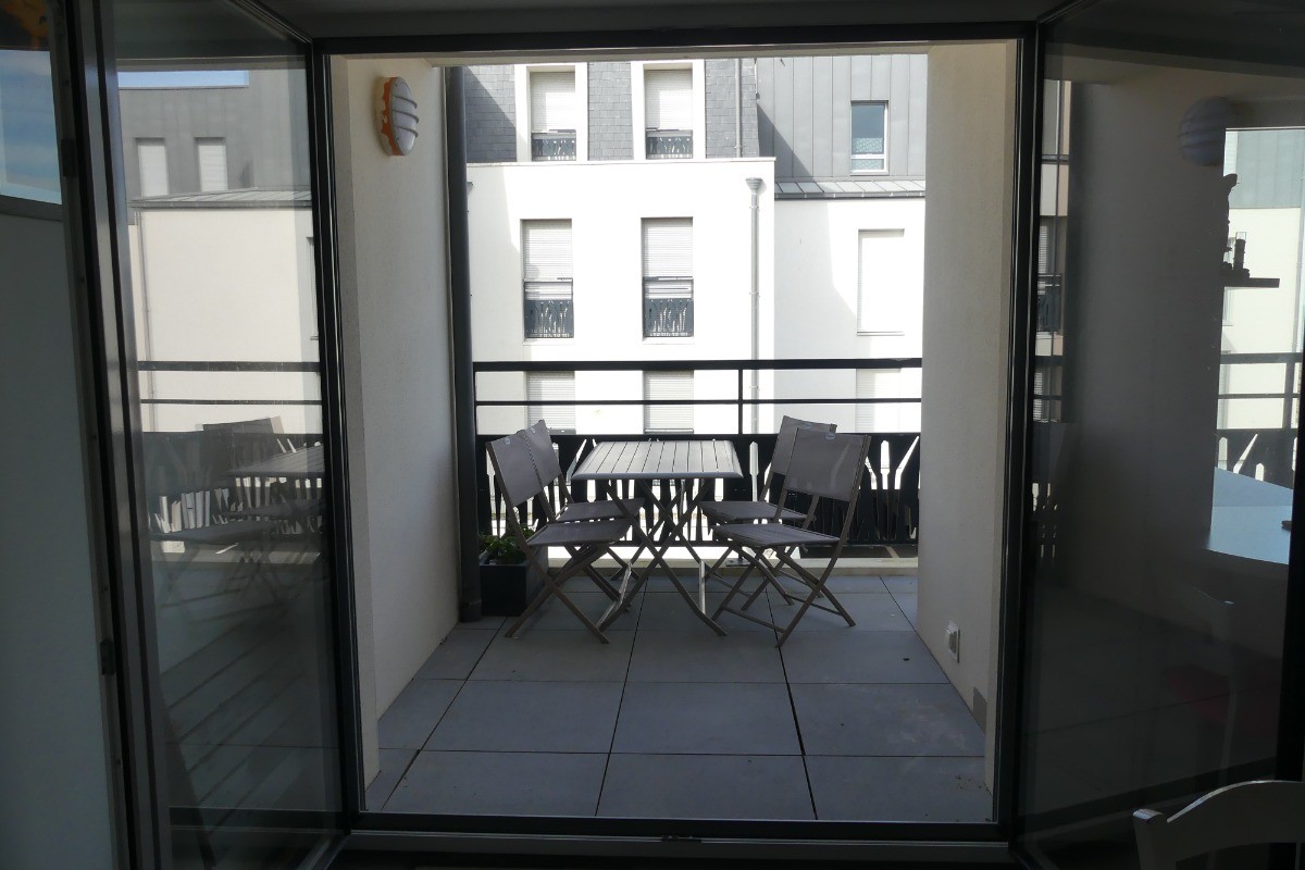 Balcon / terrasse avec salon de jardin