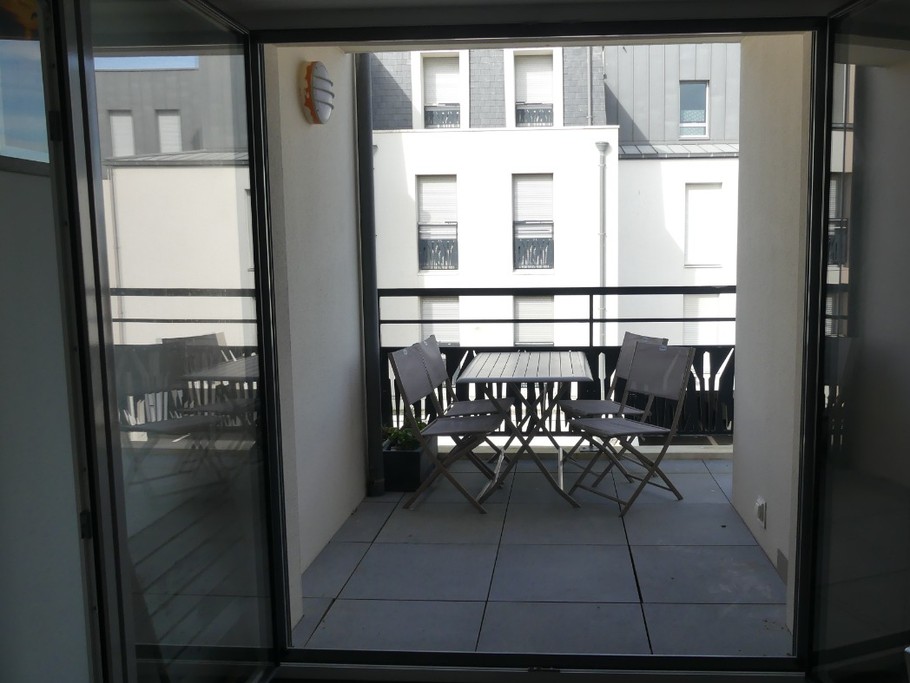 Balcon / terrasse avec salon de jardin