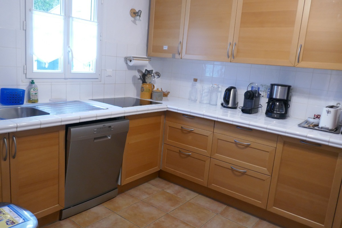 Une grande cuisine, bien équipée