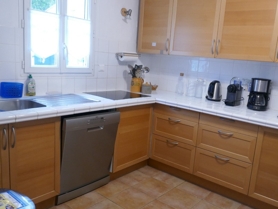 Une grande cuisine, bien équipée