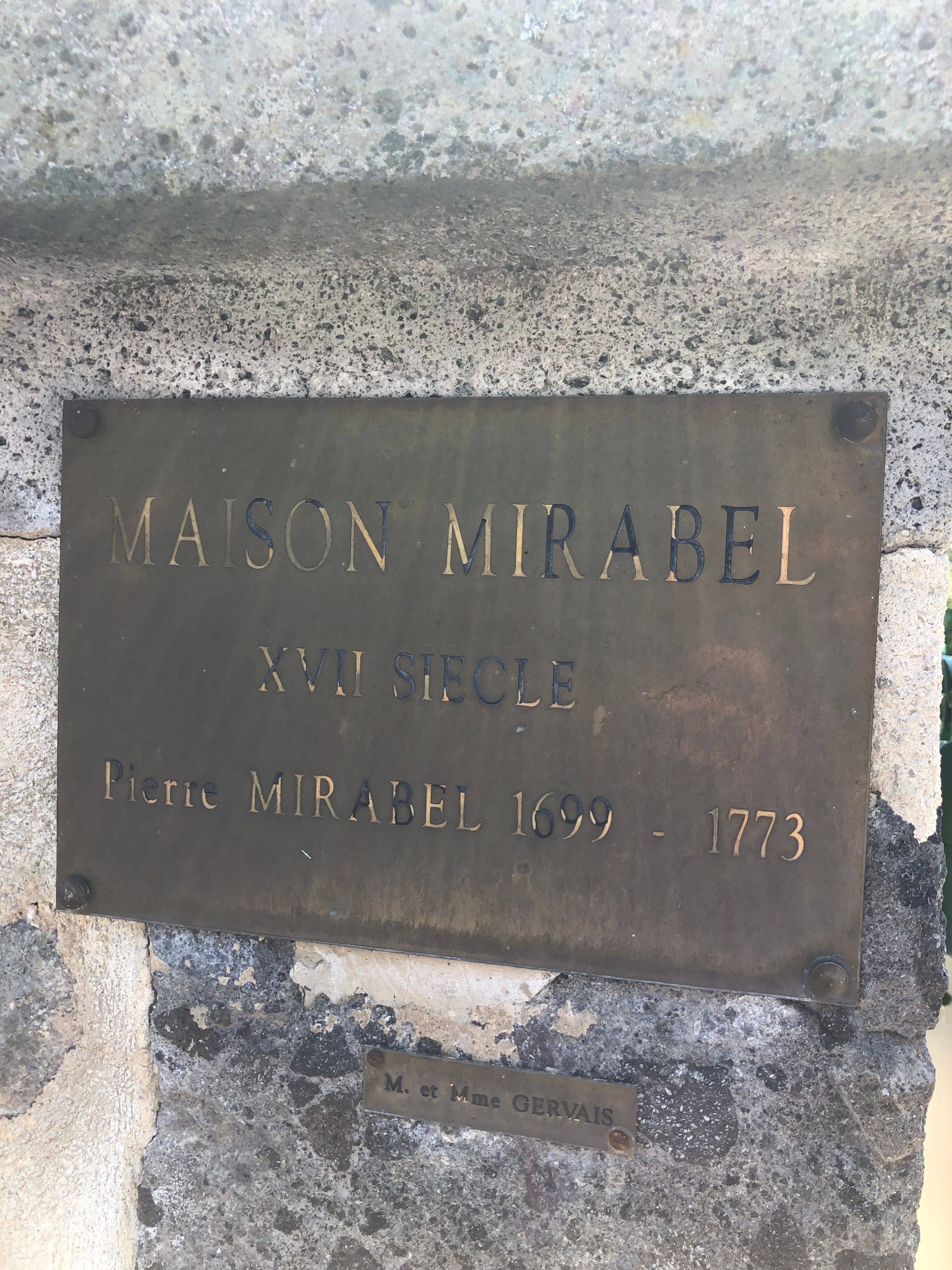 Plaque en cuivre historique à l’entrée de la propriété, témoignant de son histoire