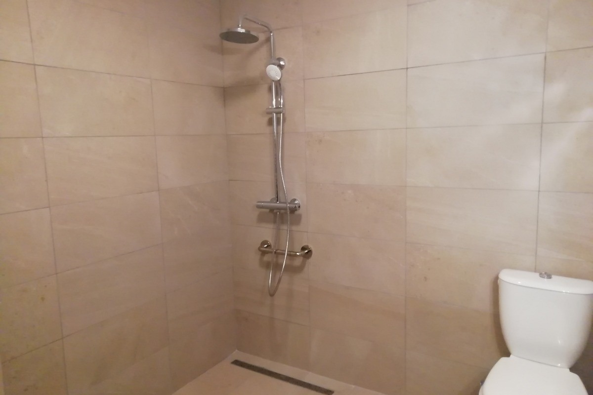 Grande douche accessible pmr