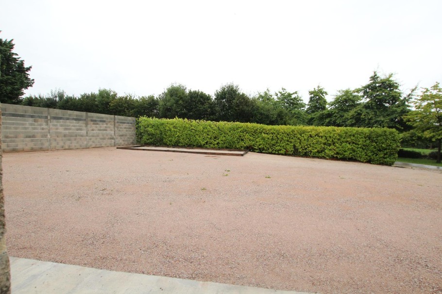 Parking et terrain de pétanque