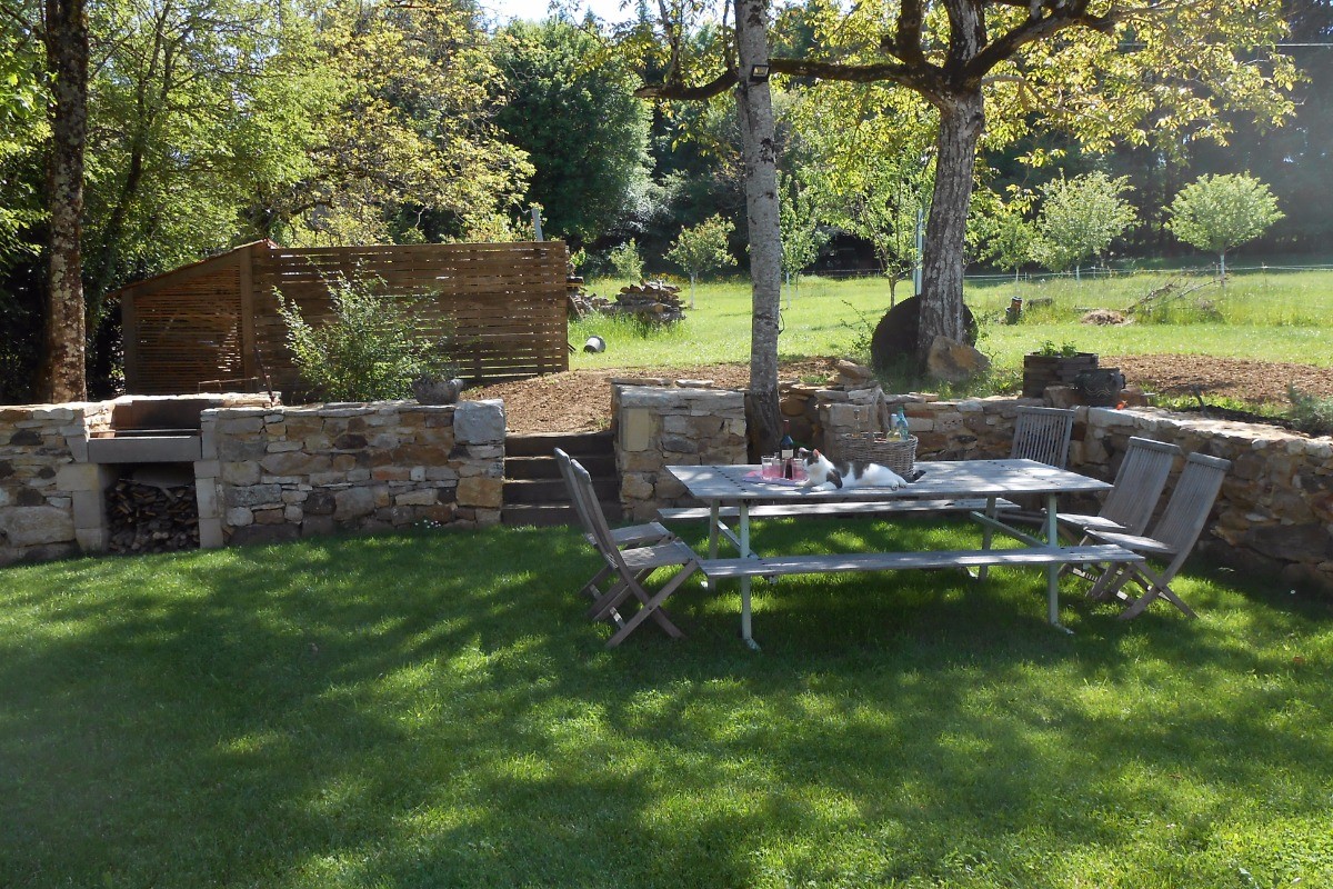 Jardin avec barbecue