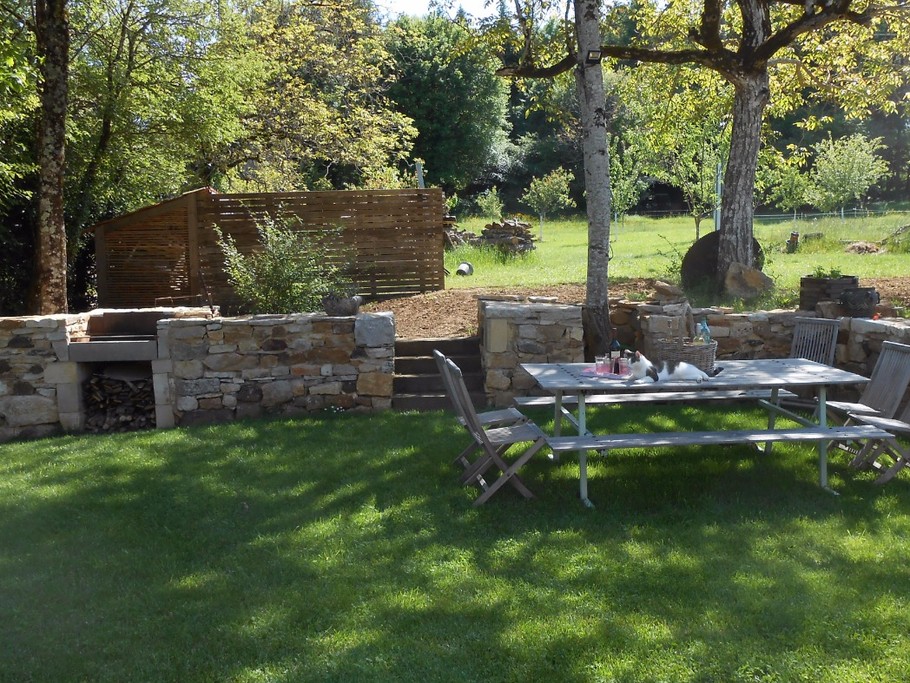 Jardin avec barbecue