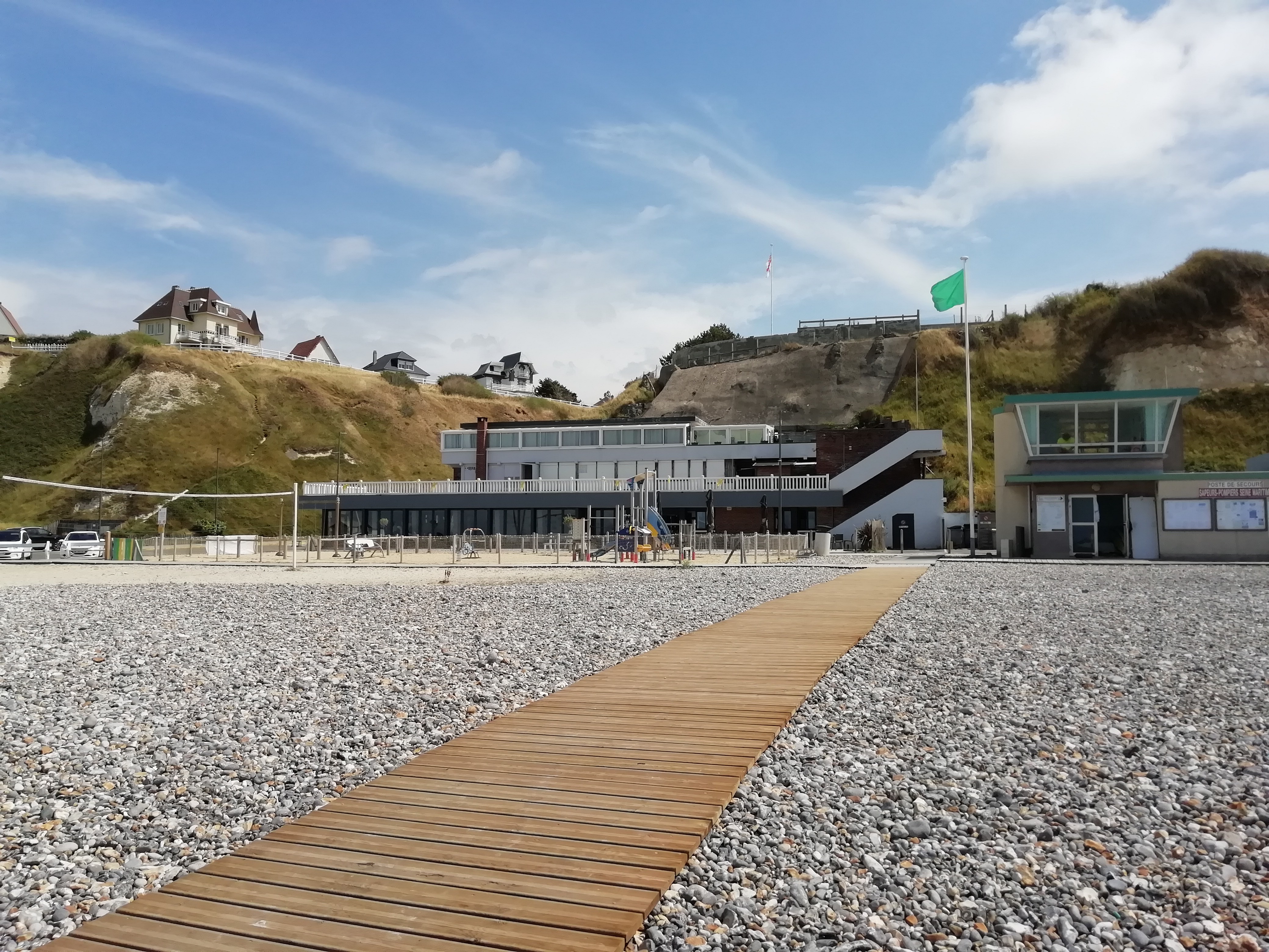 La plage de Mesnil-Val et le Resto de la plage