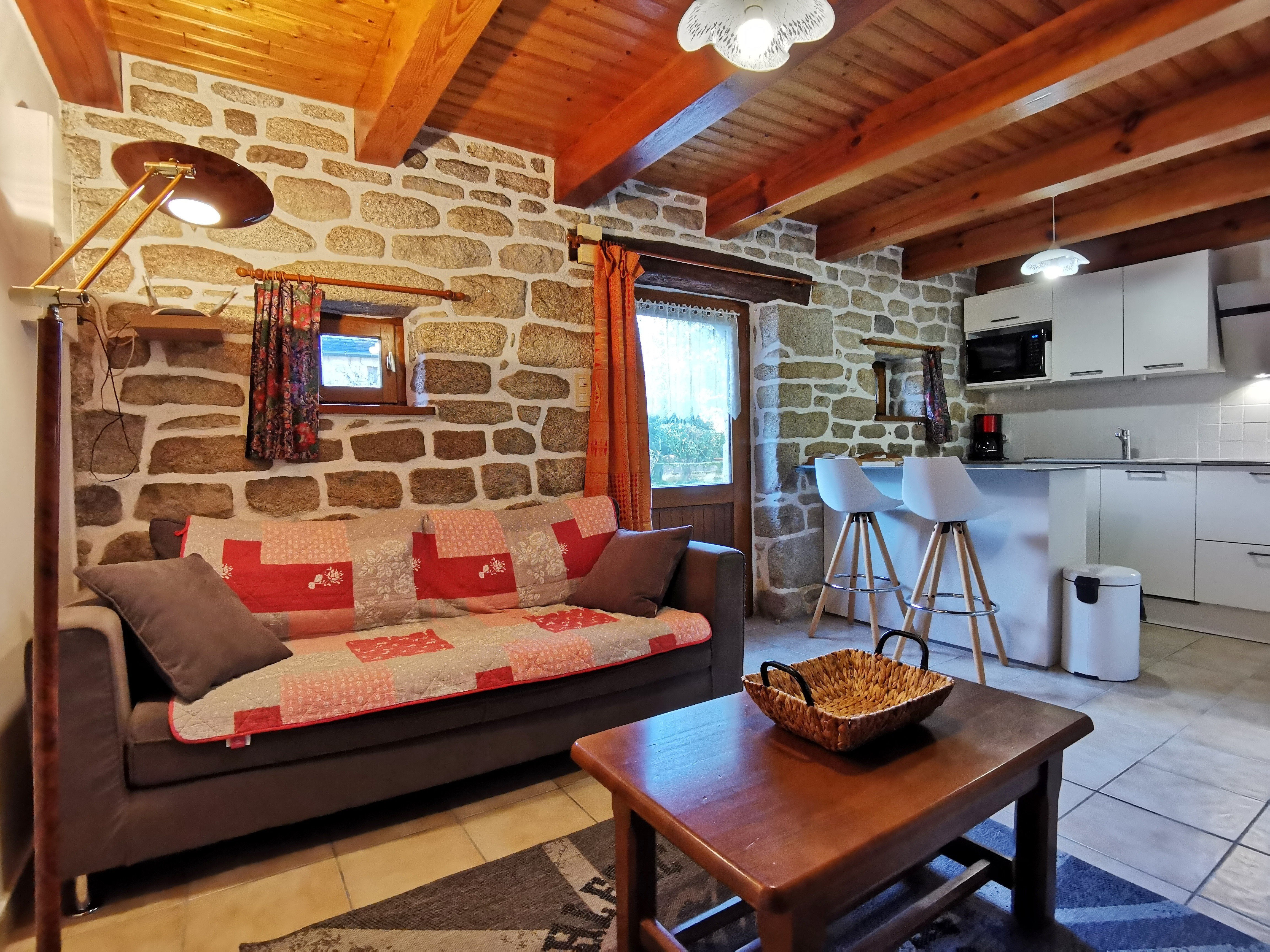 pièce de vie avec cuisine