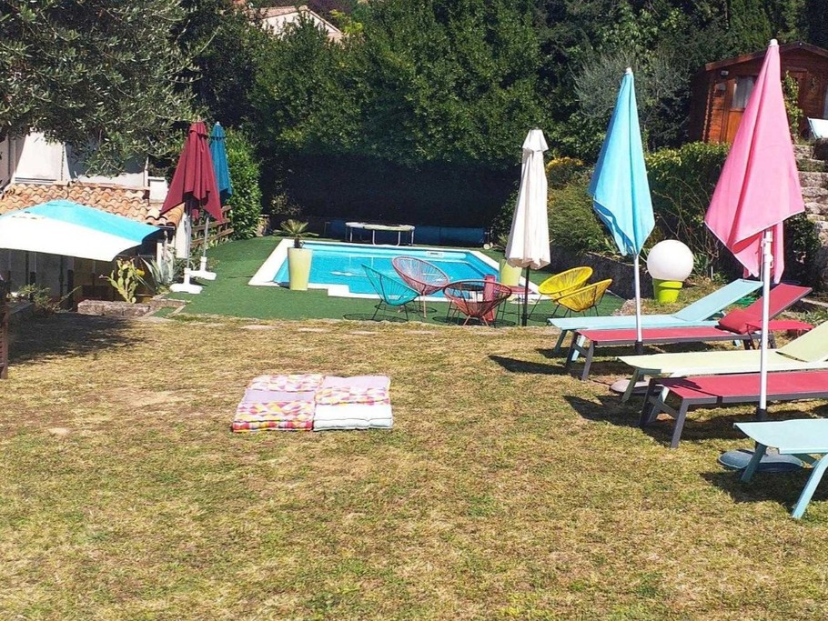 Vue générale piscine & transats