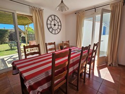 Living room with view of the garden and terrace, Grand village, Port des Salines 5 minutes walk away, Ile d'Oléron