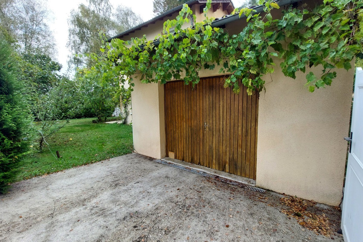 Garage spacieux pour stocker bateau ou vélos, pratique pour les amateurs de sport et de navigation