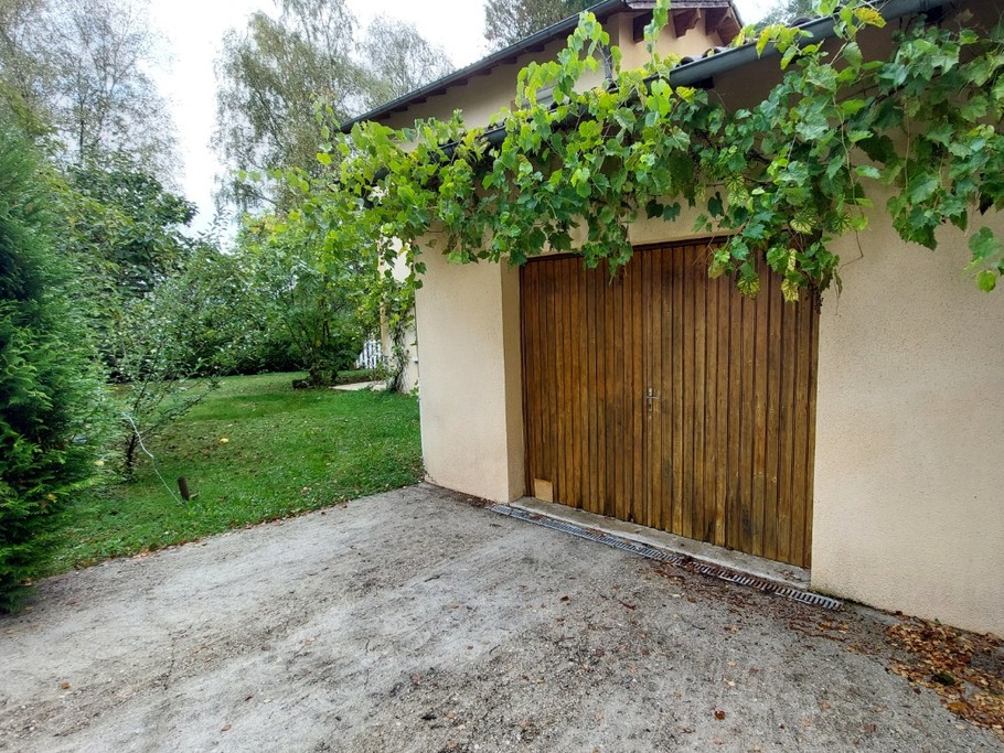 Garage spacieux pour stocker bateau ou vélos, pratique pour les amateurs de sport et de navigation