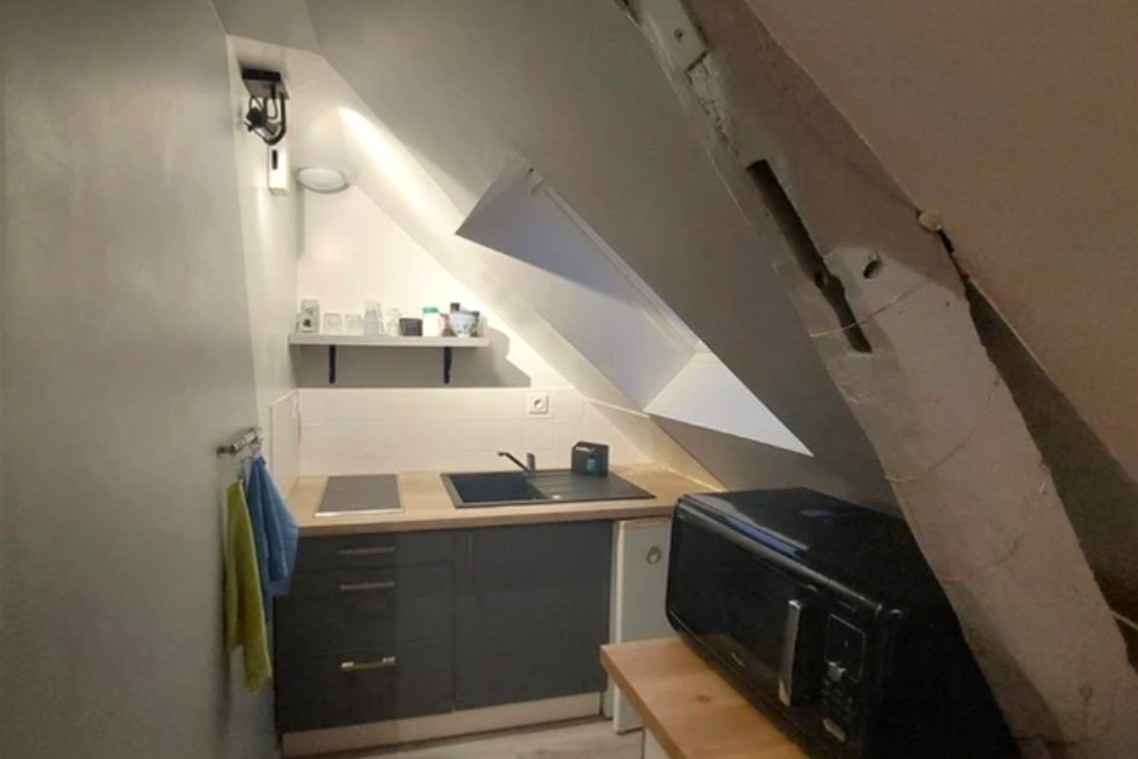 Coin cuisine, séjour, bureau et salon sans la pièce de vie avec poutres apparentes. ©M. Pellerin