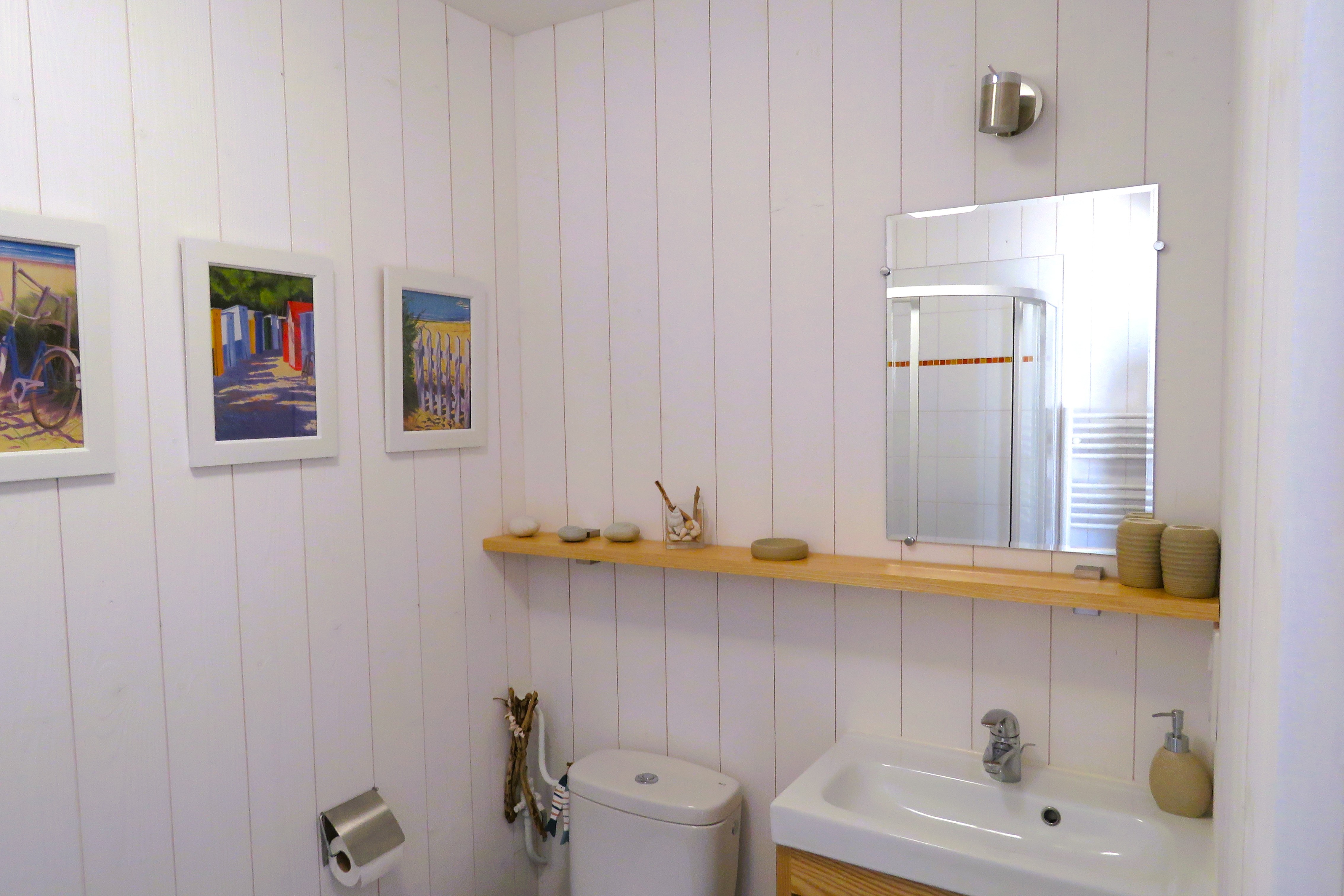 Salle d'eau avec douche et WC communicante avec la chambre 1.