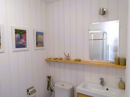 Salle d'eau avec douche et WC communicante avec la chambre 1.