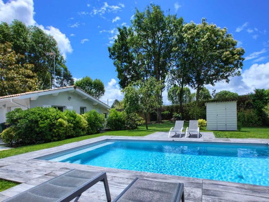 Vue sur l'ensemble du jardin depuis les transats et la location