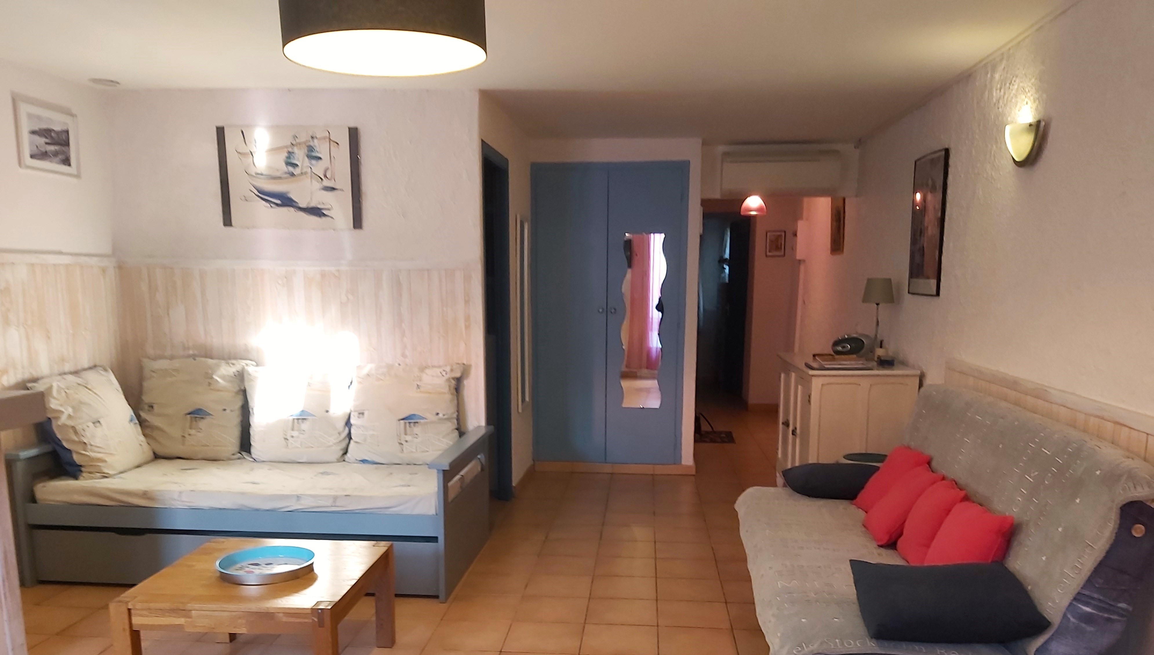 Entrance-side living room