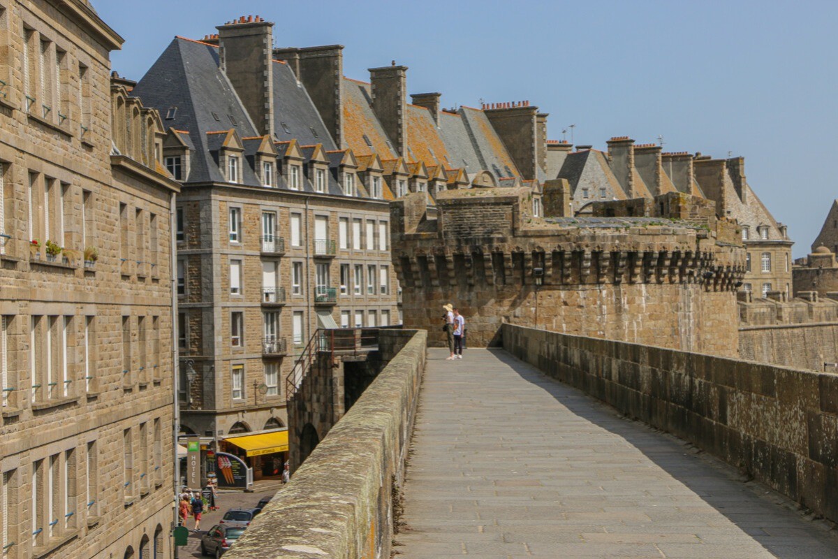 Sur les remparts de la ville fortifiée de Saint-Malo (intra-muros)