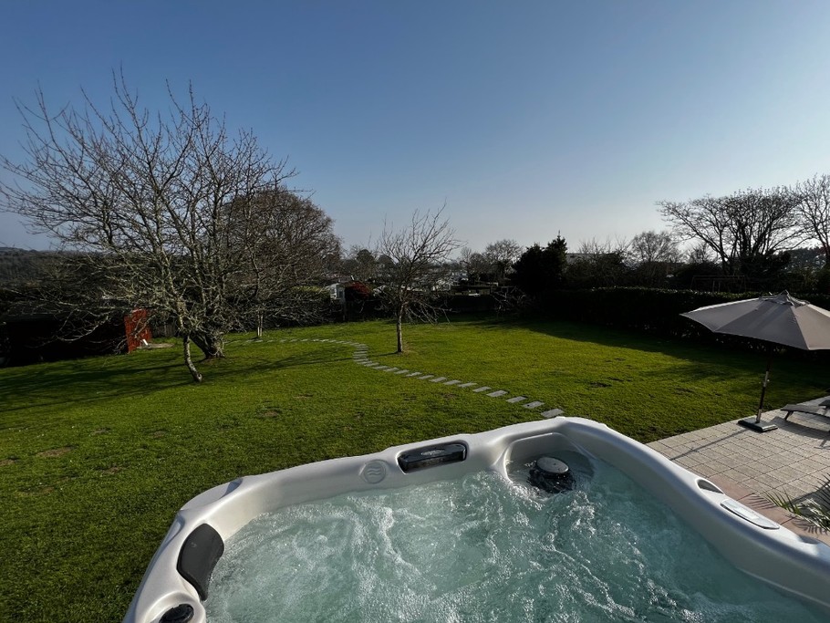 Jacuzzi 5 personnes sur la terrasse de la chambre.