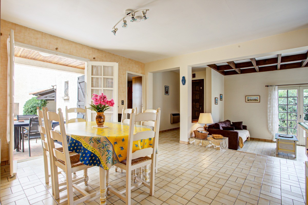 Vue séjour avec accès terrasse et vue sur entrée et salon
