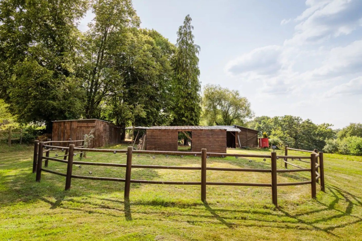 La propriété s'étend sur 1,5 hectares, avec des prairies, zones détente ou loisirs, balades, etc.