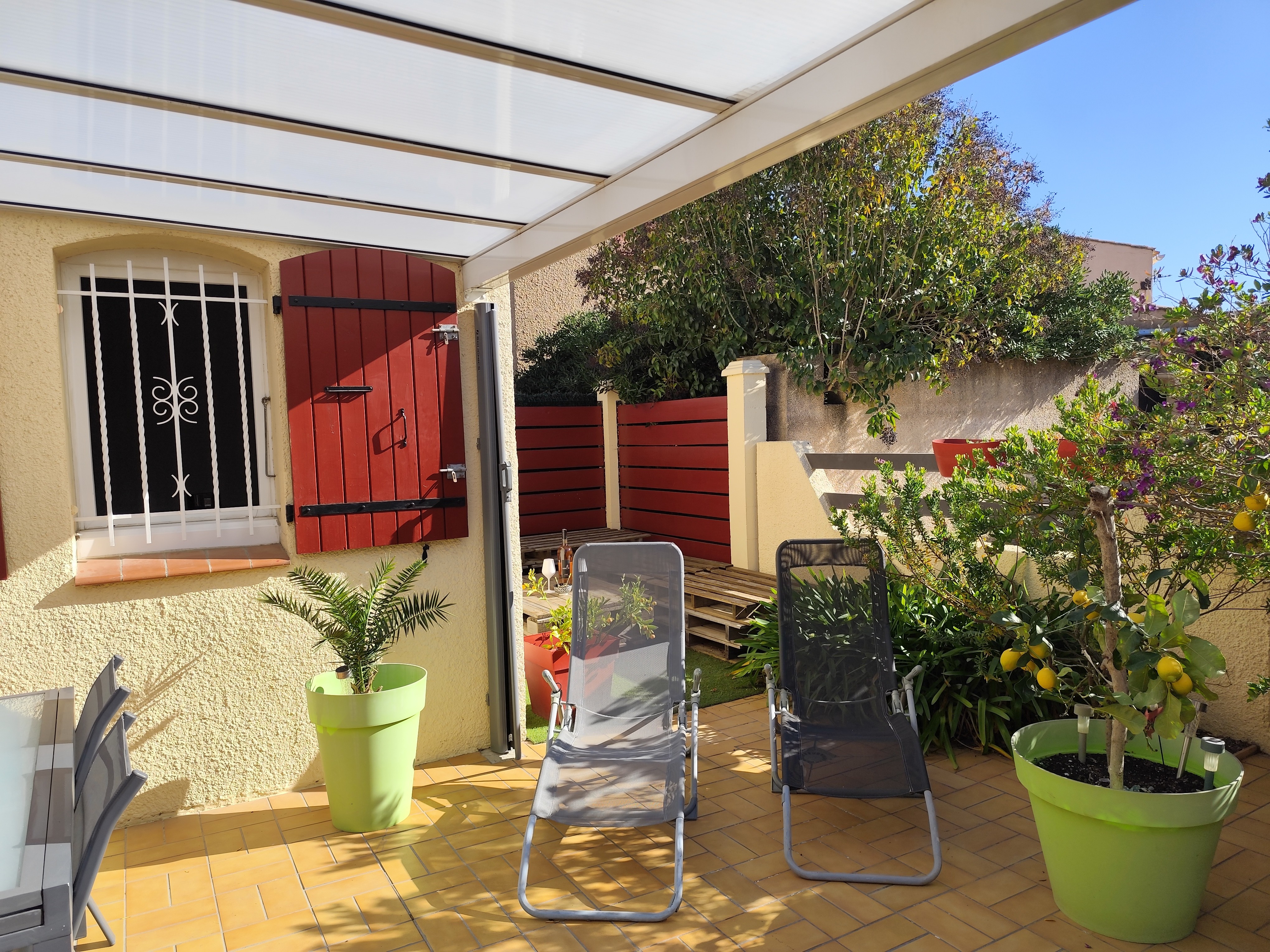 Terrasse avec bains de soleil
