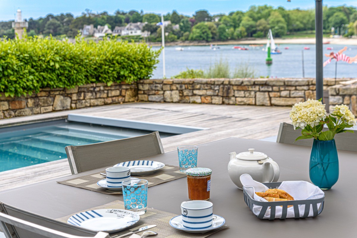 Terrasse avec petit-déjeuner au bord de la piscine