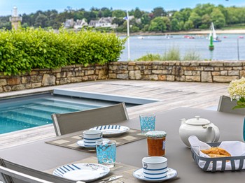 Terrasse avec petit-déjeuner au bord de la piscine