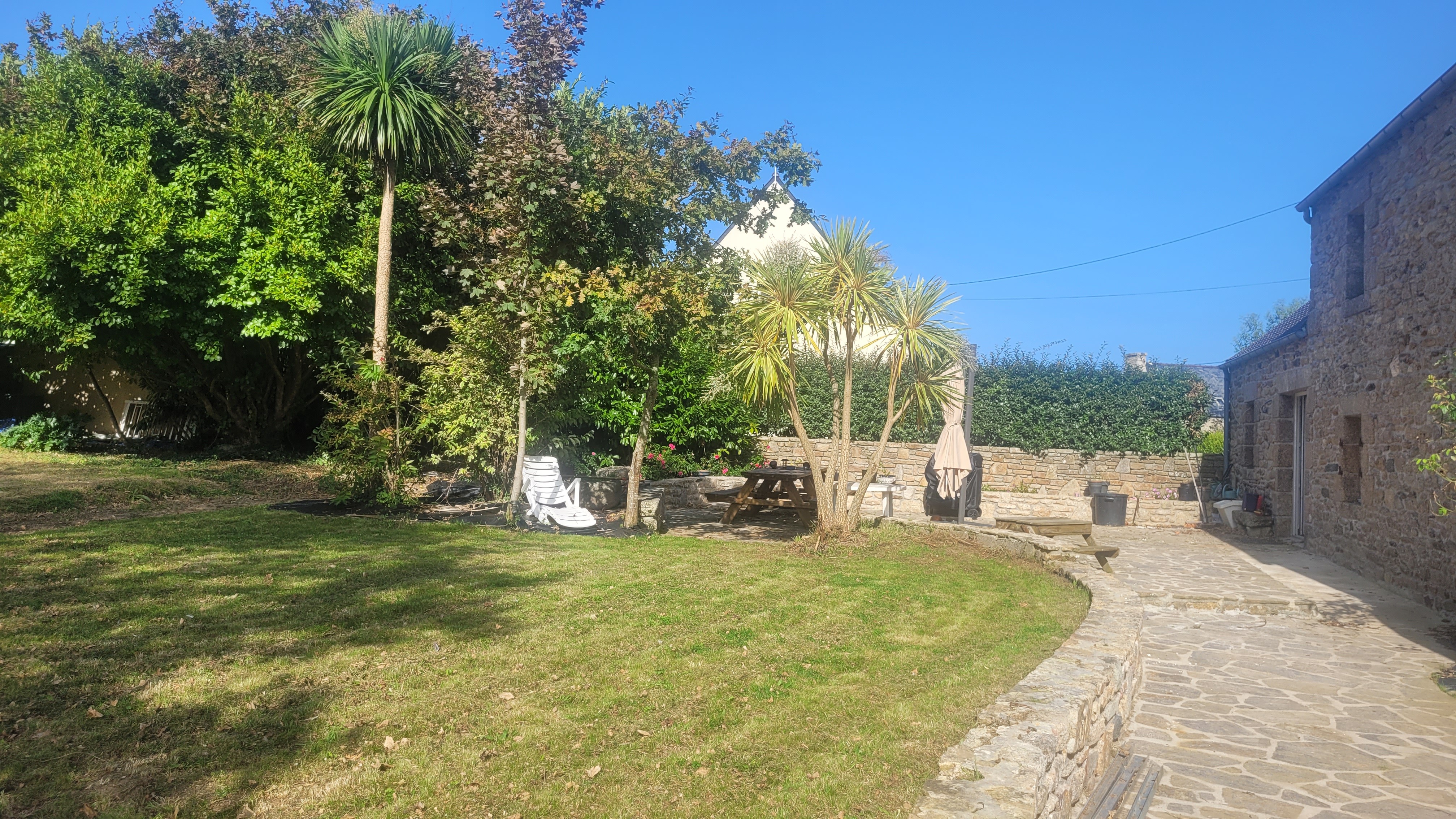 Terrasse avec tables de pique-nique