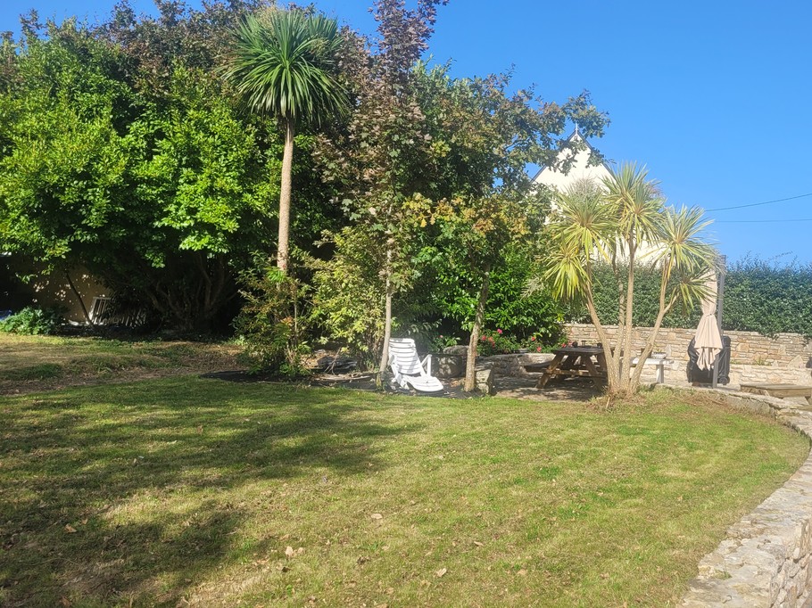 Terrasse avec tables de pique-nique