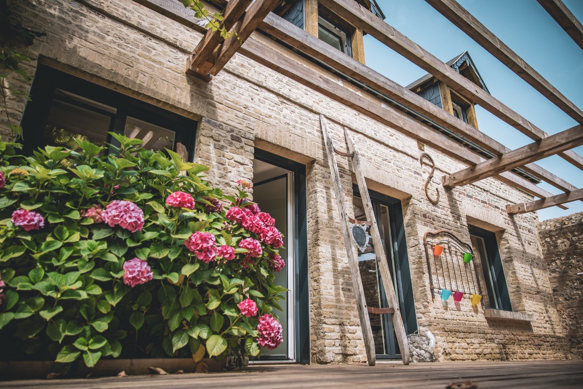 Terrasses et pergolas en bois de réemploi