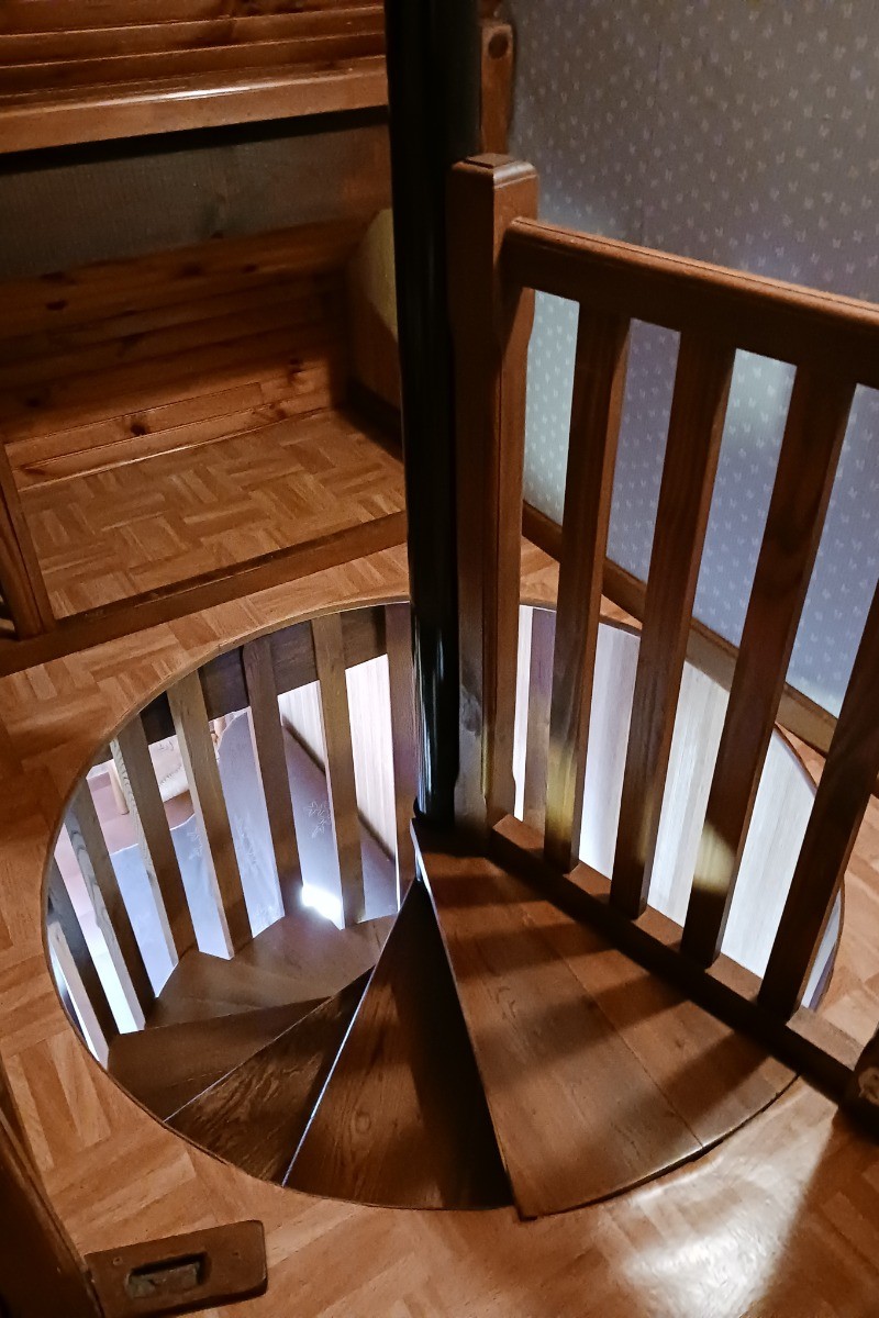 Escalier en colimaçon emmenant au coin nuit