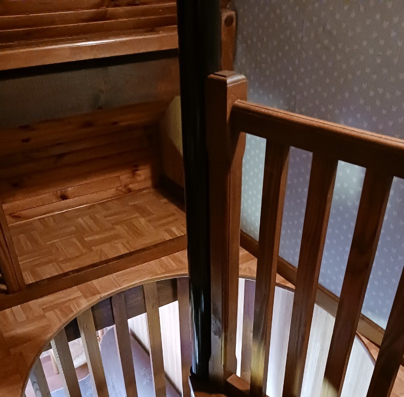 Escalier en colimaçon emmenant au coin nuit