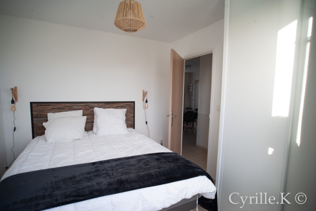 Bedroom with 160 cm bed