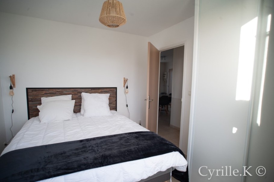 Bedroom with 160 cm bed