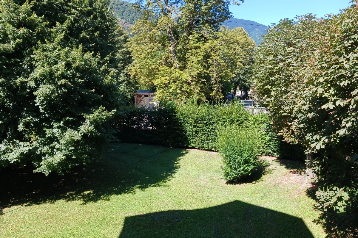 Chalet de la Pique Luchon: Vue depuis la fenêtre du salon sur le jardin