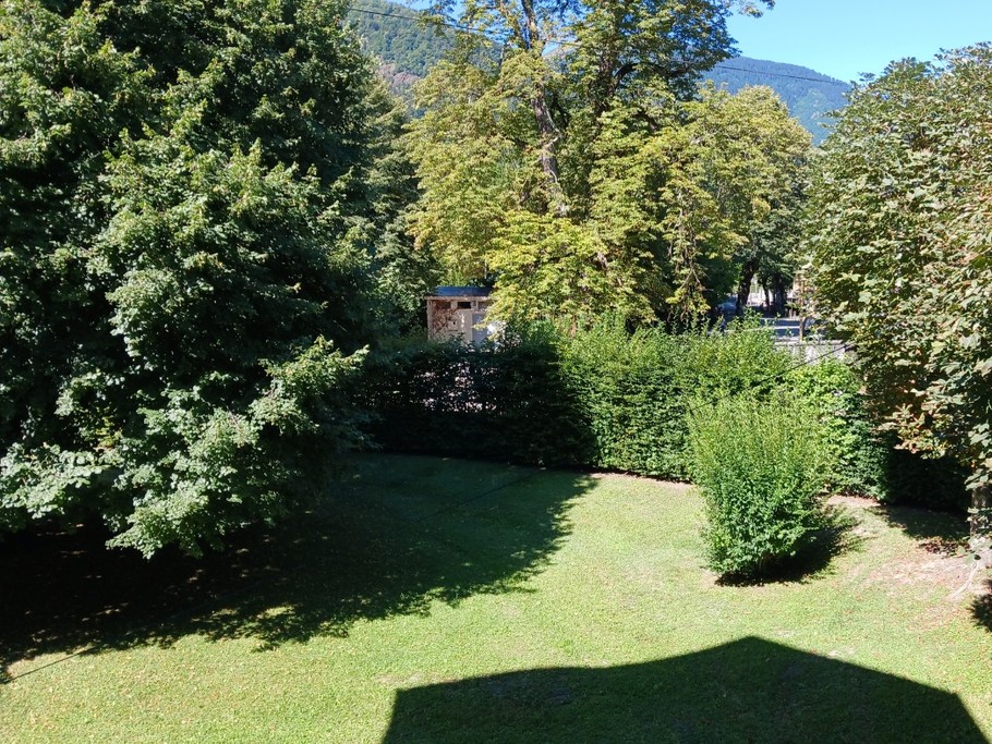 Chalet de la Pique Luchon: Vue depuis la fenêtre du salon sur le jardin