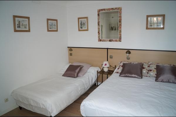 chambre avec 2 lits