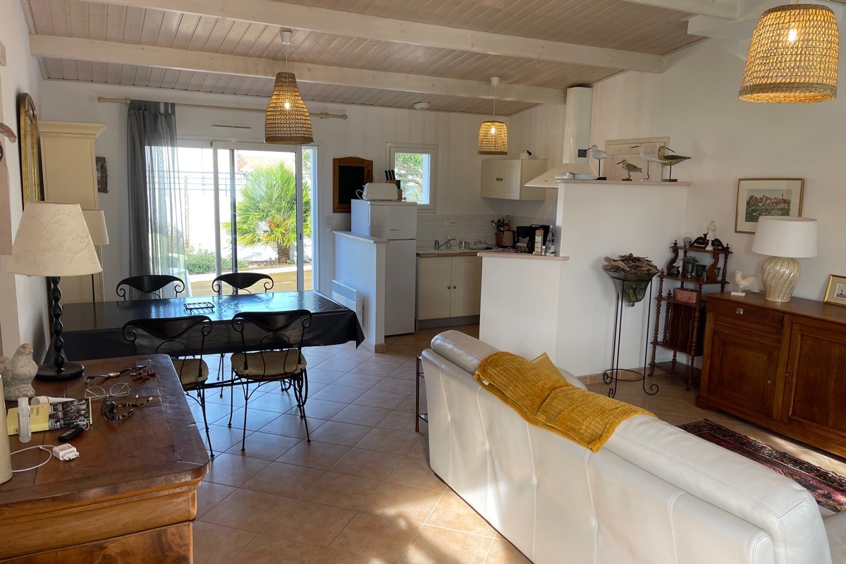 Pièce de vie, vue depuis le côté salon